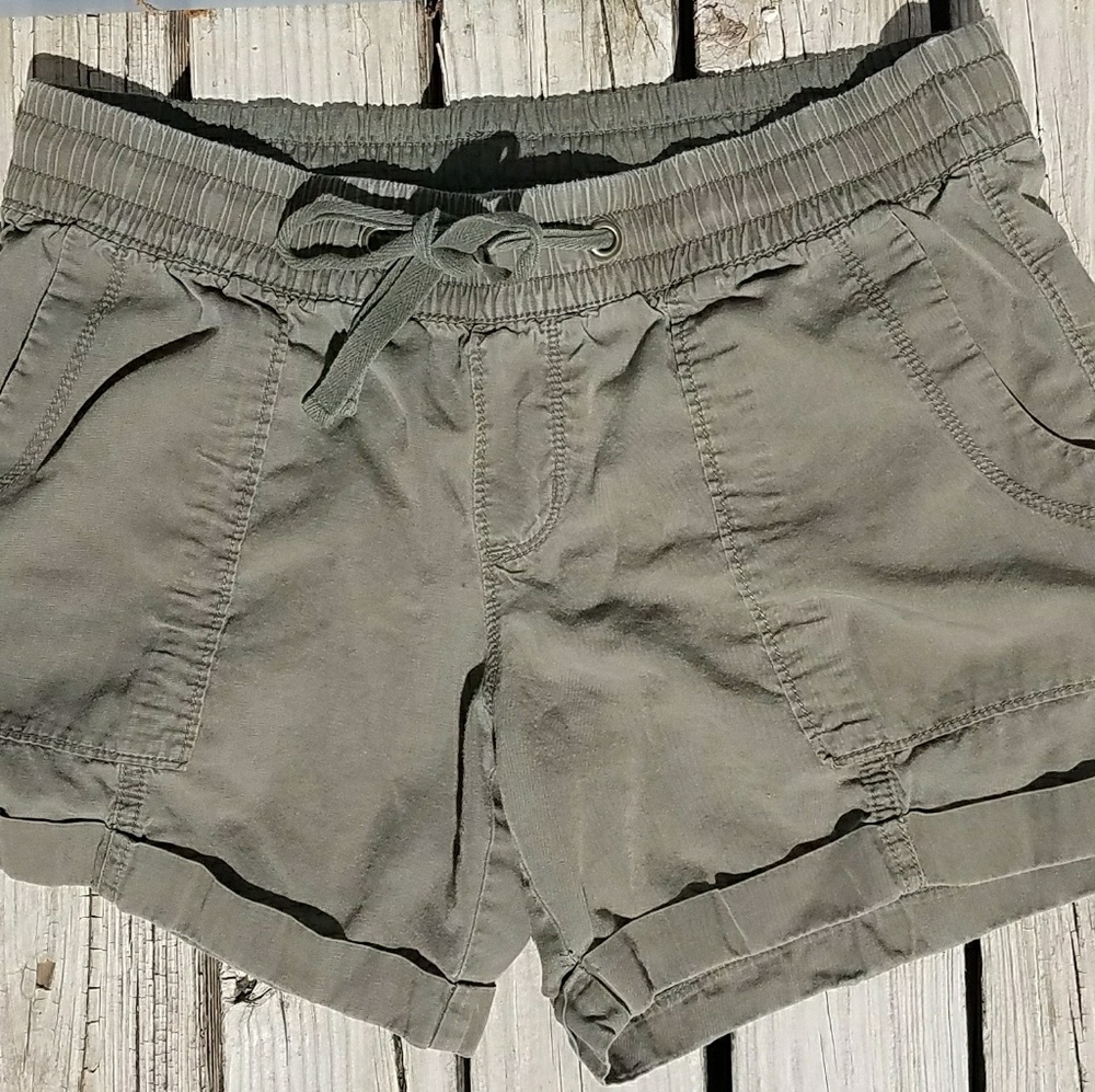 Srecthy Waist Green Short